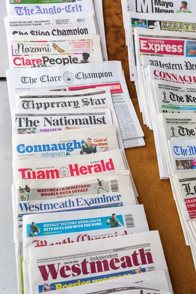Различные ежедневные газеты из Англии в киоске в Лондоне — стоковое фото
