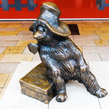 Londra Paddington istasyonunda Paddington Bear heykeli, İngiltere