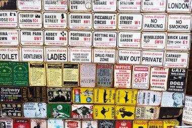 Portobello Road bir dükkanda vintage emaye işaretleri, Londra, İngiltere