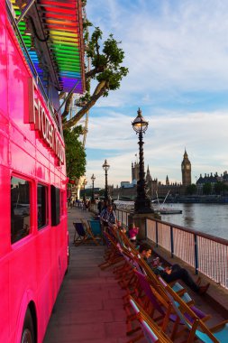 Londra'da pembe çift katlı otobüs, İngiltere