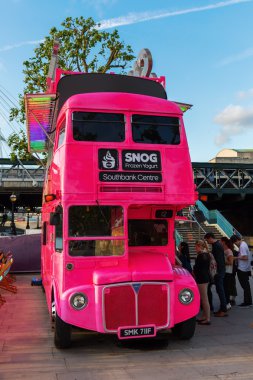 Londra'da pembe çift katlı otobüs, İngiltere