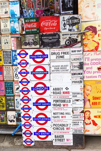 Старинные эмалевые вывески в магазине на Портобелло-роуд, Лондон, Великобритания — стоковое фото