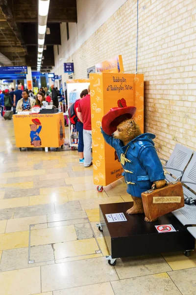 Oso de Paddington en la estación de Paddington en Londres, Reino Unido — Foto de Stock