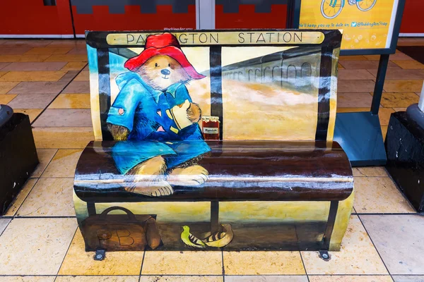 Banc Paddington Bear à la station Paddington à Londres, Royaume-Uni — Photo