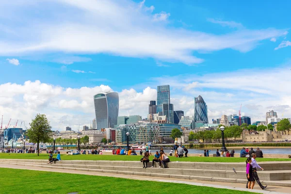 Londons Stadtbild von der Themse-Promenade in Southwark aus — Stockfoto