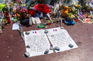 Nizza, Fransa, haraç terör attac mağdurları için