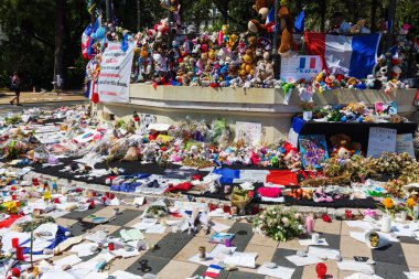 Nizza, Fransa, haraç terör attac mağdurları için