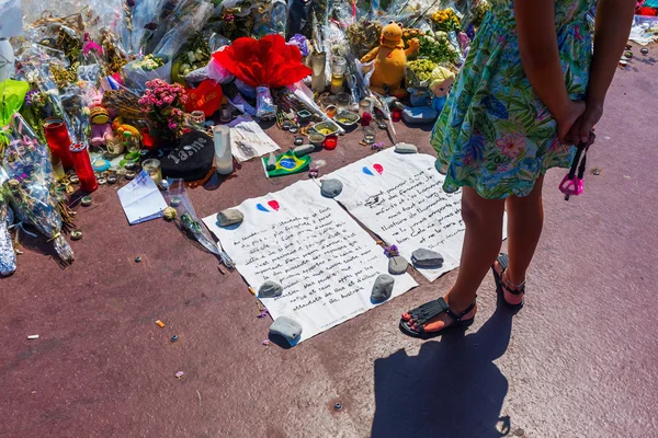 Tributes in Nizza, Frankrijk, voor de slachtoffers van terreur attac — Stockfoto