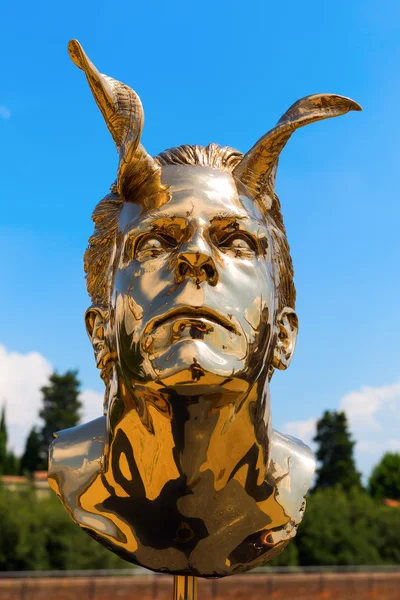 フィレンツェ、イタリアのフォルテ ・ ディ ・ ベルヴェデーレで黄金の彫刻 — ストック写真