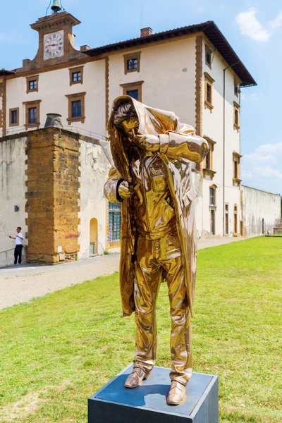 Золотая скульптура в Forte di Belvedere во Флоренции, Италия — стоковое фото