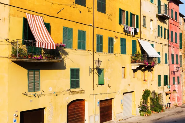 Staré budovy v Sieně, Itálie — Stock fotografie