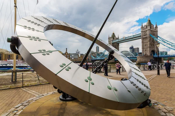 Reuze zonnewijzer in de buurt van de Tower Bridge in Londen, VK — Stockfoto