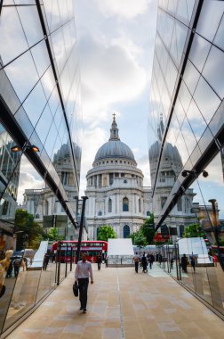 Londra'da St Pauls Katedrali yakınlarındaki Bir Yeni Değişiklik, İngiltere