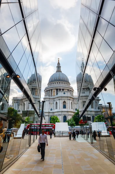 ロンドンのセント・ポールズ大聖堂近くの新しい変化 — ストック写真