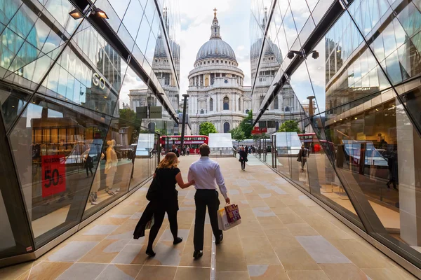 ロンドンのセント・ポールズ大聖堂近くの新しい変化 — ストック写真