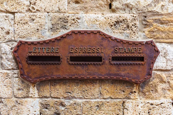 Antieke verroeste mailbox in een huis in Italië — Stockfoto