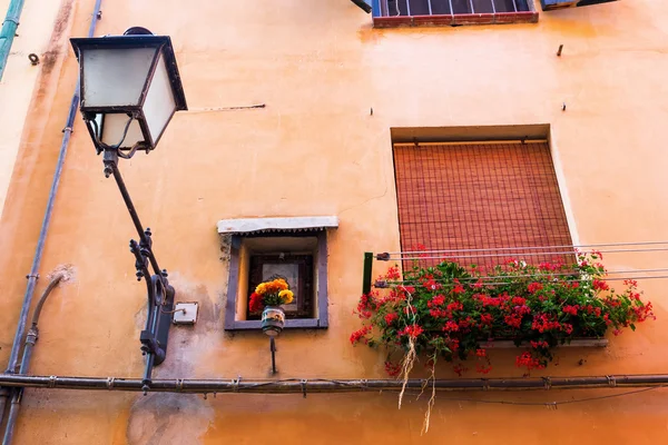 Janelas em uma parede de casa em Florença, Itália — Fotografia de Stock