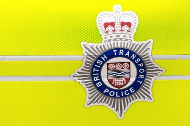 Bir İngiliz polis arabası üzerinde İngiliz Ulaştırma Polisi logosu