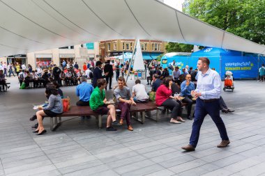 Londra, İngiltere'de açık havada öğle yemeği olan insanlar