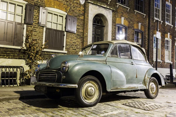 Morris Minor cabriolet i en gata i London bil på natten — Stockfoto