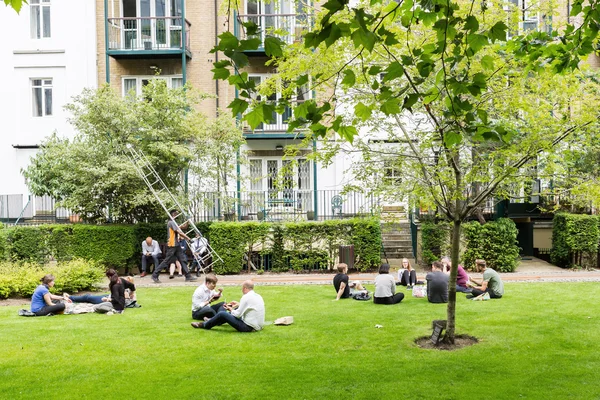 Londra, İngiltere'de açık havada öğle yemeği olan insanlar