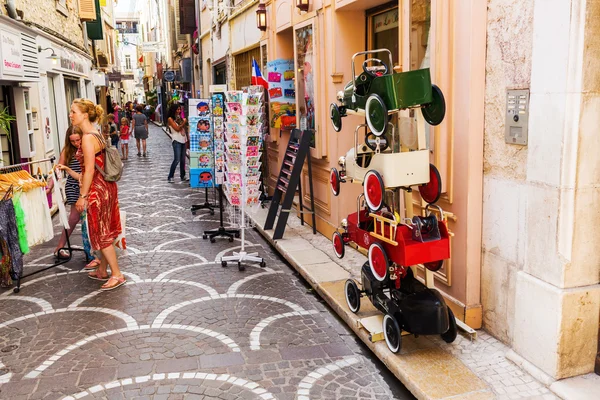 Alley in de oude binnenstad van Antibes, Cote Azur, Frankrijk — Stockfoto