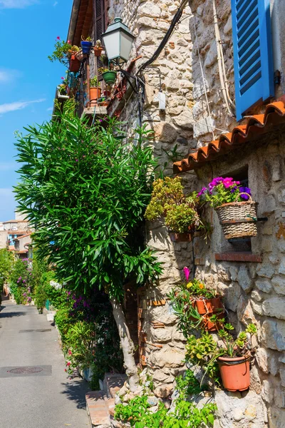 Beco com casas entrelaçadas em Antibes, Francia — Fotografia de Stock