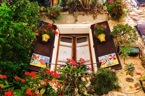 Janela decorativa na cidade velha de Antibes, França — Fotografia de Stock