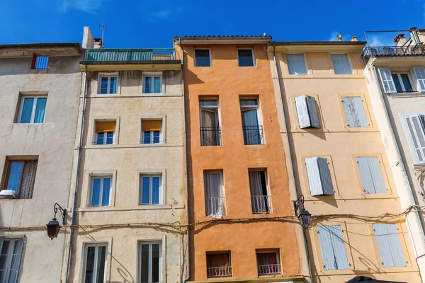 Elewacje starych budynków w Aix en Provence — Zdjęcie stockowe