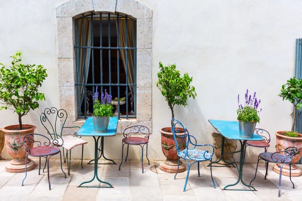 Pittoreska scen med bord och stolar i Provence — Stockfoto