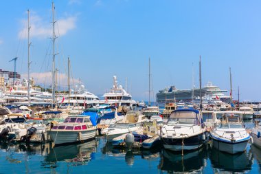 Monako limanında demirli tekneler