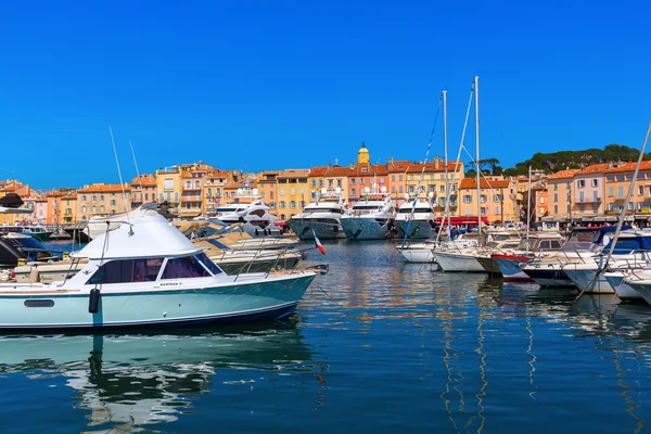 Blick in den Hafen von Saint-Tropez, Frankreich — Stockfoto
