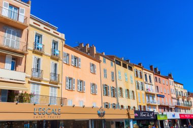 Saint Tropez limanındaki binalar, Fransa
