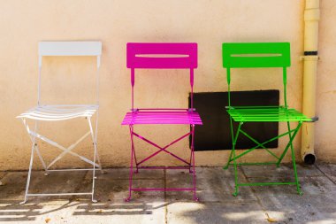 Üç kamp-sandalye farklı renkler ile