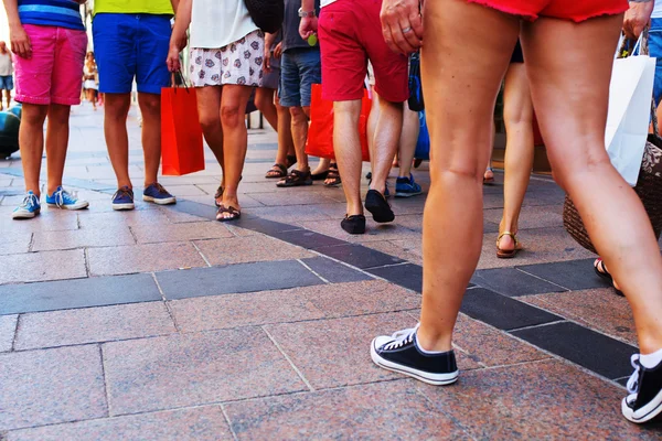Gente vestida veraniega caminando por la ciudad — Foto de Stock