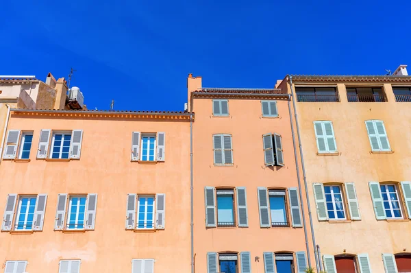Maisons de couleur pastel à Saint Tropez — Photo