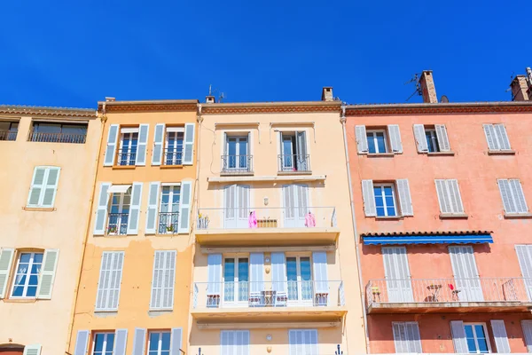 Maisons de couleur pastel à Saint Tropez — Photo