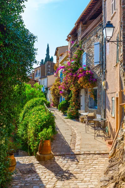 Beco na aldeia Provençal Grimaud, França — Fotografia de Stock