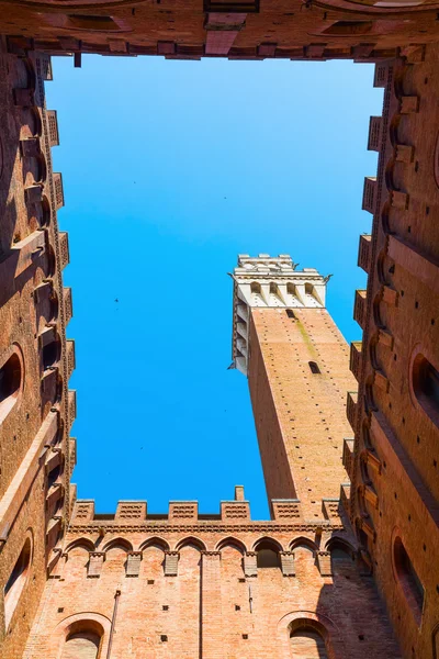 Palazzo Pubblico with Torre del Mangia in Siena, Italy — Stock Photo, Image