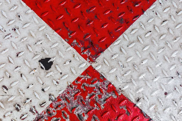 Металлическая плита с красной и белой краской — стоковое фото