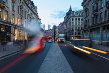 Regent Street trafik, Londra, İngiltere, alacakaranlıkta