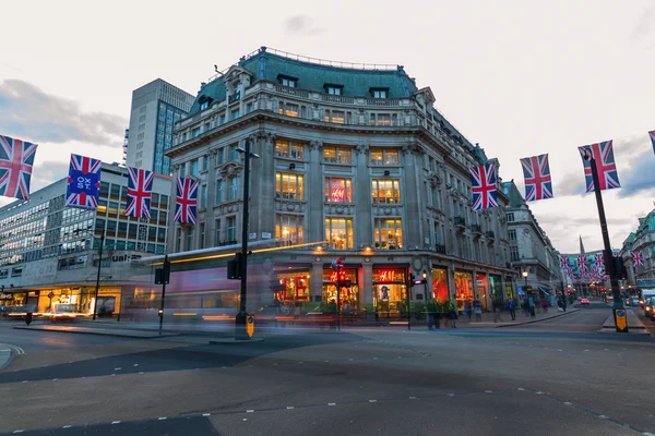 Κυκλοφορίας στο Oxford Circus στο Λονδίνο, Ηνωμένο Βασίλειο, το σούρουπο — Φωτογραφία Αρχείου