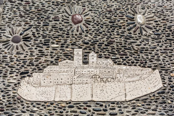 Mosaic of Saint-Paul-de-Vence on pebble pavement — Stock Photo, Image