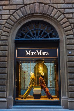 Floransa şehir merkezinde Max Mara dükkanı, İtalya