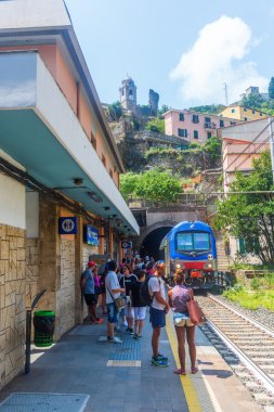 Tren istasyonunda Vernazza, Cinqueterre, İtalya