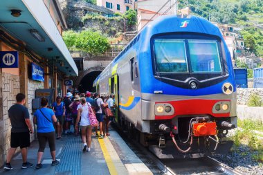 Tren istasyonunda Vernazza, Cinqueterre, İtalya