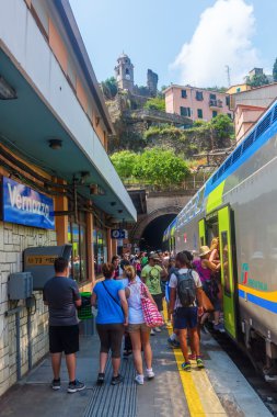 Tren istasyonunda Vernazza, Cinqueterre, İtalya