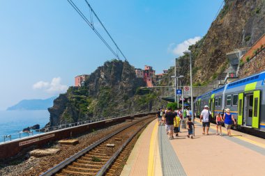 Tren istasyonunda Manarola, Cinqueterre, İtalya