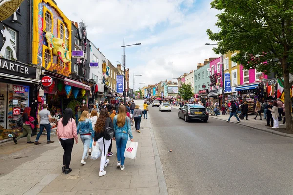 Shoppinggata i Camden, London, Storbritannien — Stockfoto