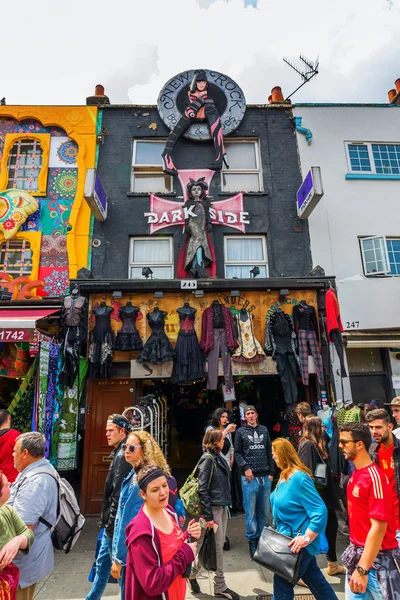 Shopping street en Camden, Londres, Reino Unido — Foto de Stock